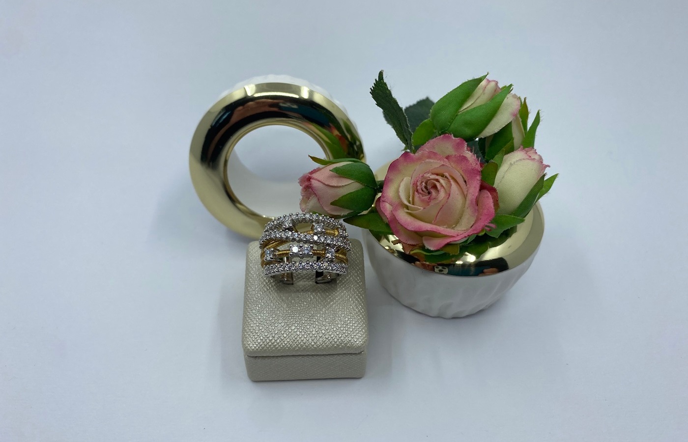 Anello a fascia in oro giallo, bianco e brillanti